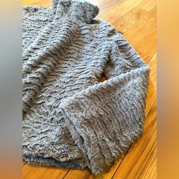 Patagonia Pelage Faux Fur Jacket Women’s Size Small Gray/Pink Full Zip/Snap - Picture 5 of 12